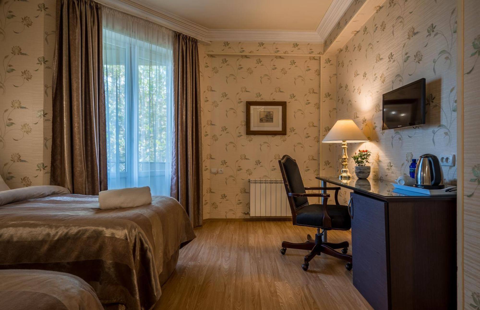 Iliani Hotel Тбилиси Екстериор снимка