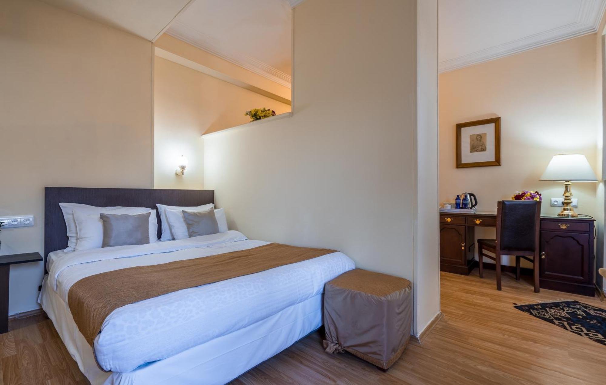 Iliani Hotel Тбилиси Екстериор снимка