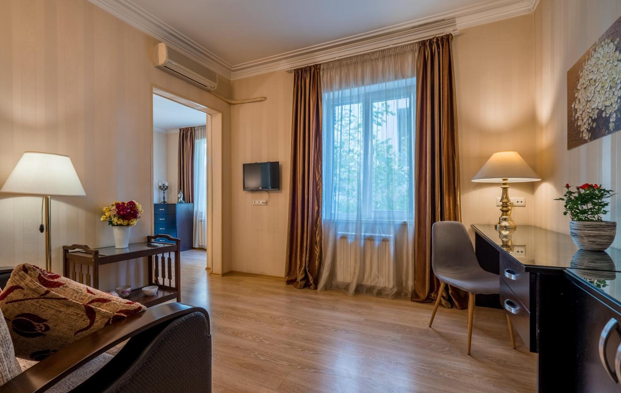 Iliani Hotel Тбилиси Екстериор снимка