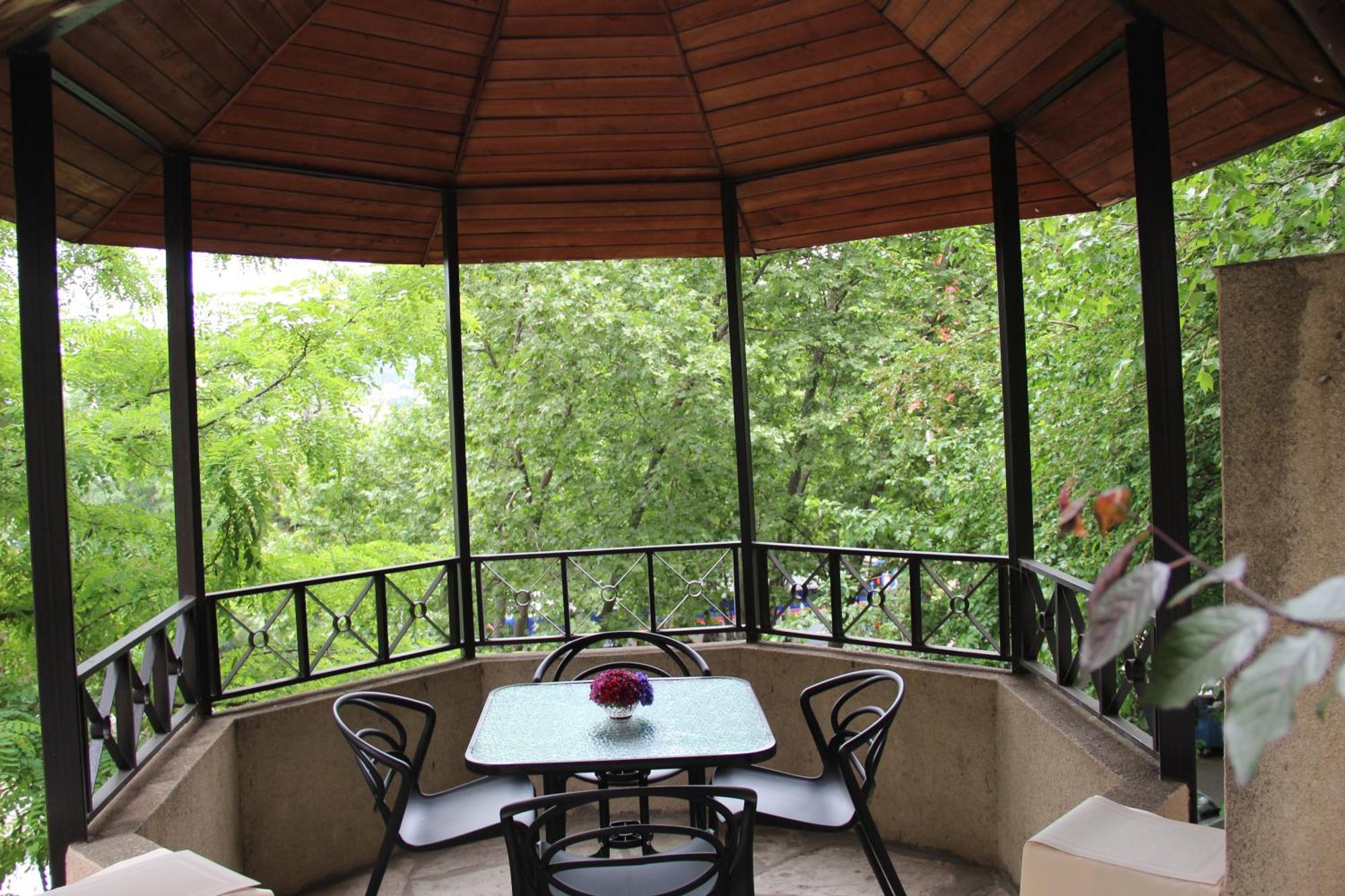Iliani Hotel Тбилиси Екстериор снимка